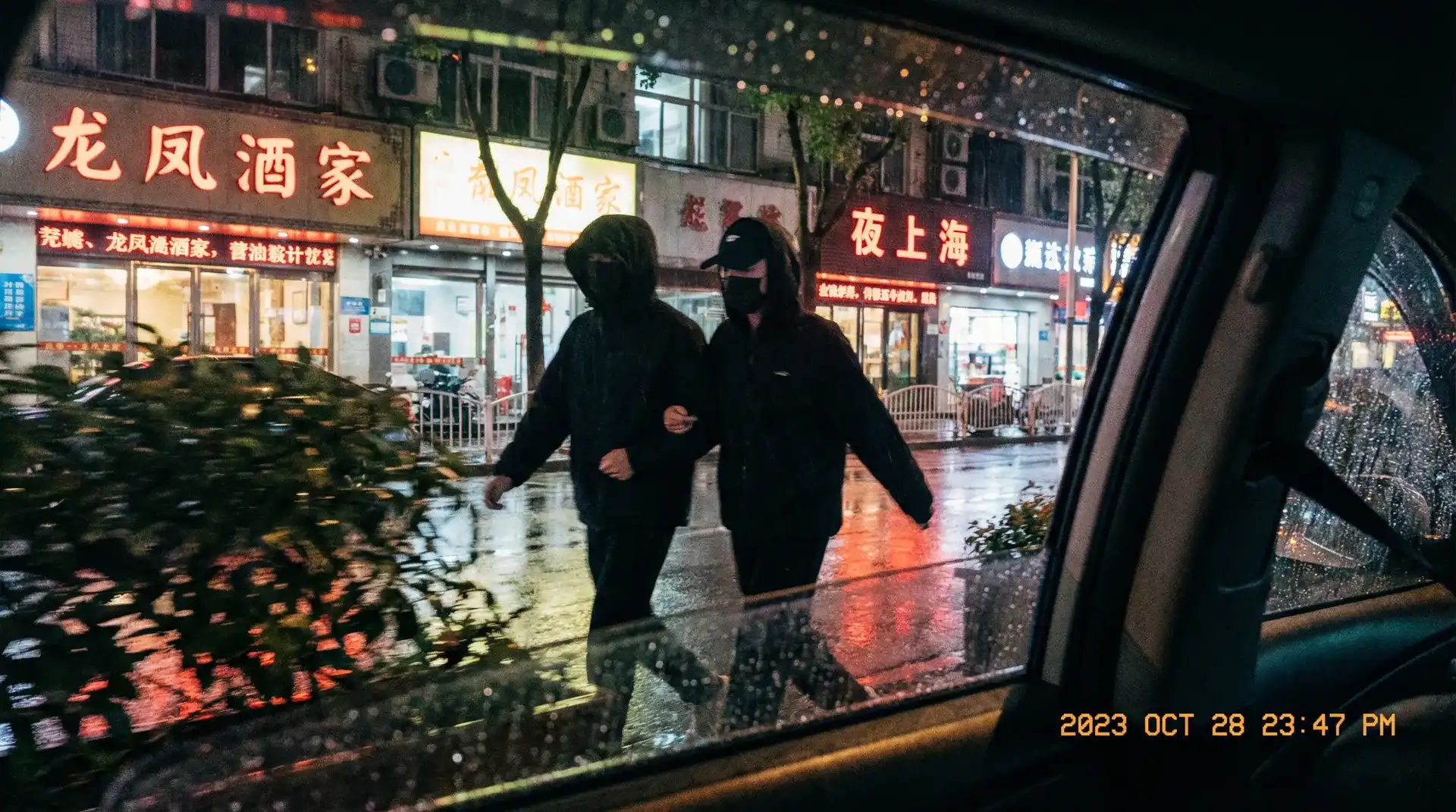 公司领导要了我好几次细节 - 顶流明星深夜密会现场抓拍照片